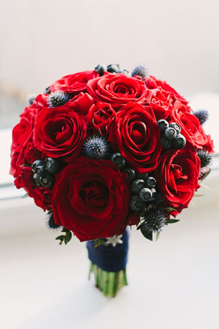 зимняя черничная свадьба, букет невесты из красных роз с ягодами черники