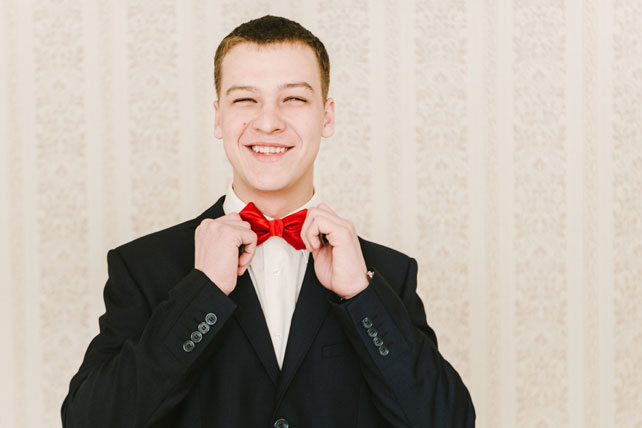 зимняя черничная свадьба, красная бабочка жениха