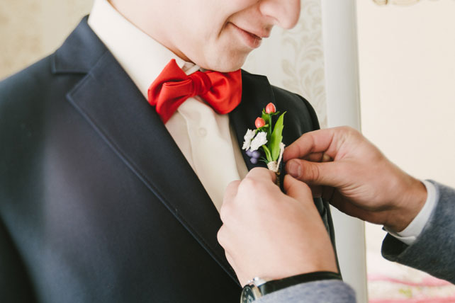 зимняя черничная свадьба, красная бабочка жениха