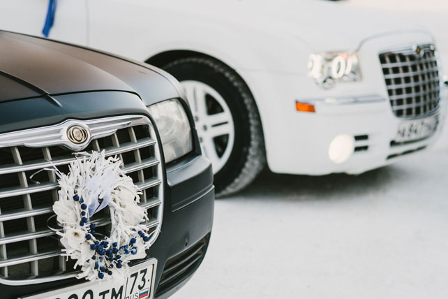 зимняя черничная свадьба, декор свадебного авто, венок