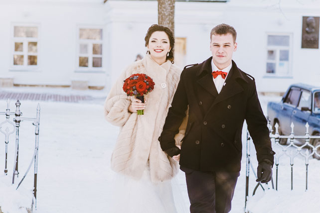 зимняя черничная свадьба, жених и невеста