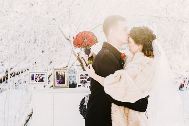зимняя черничная свадьба, жених и невеста