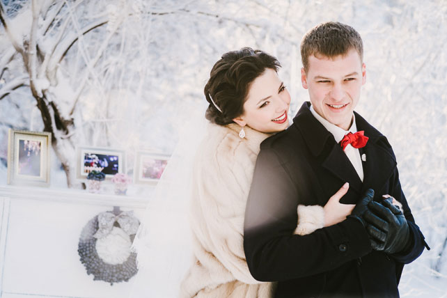 зимняя черничная свадьба, жених и невеста