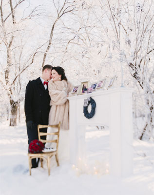 зимняя черничная свадьба, жених и невеста