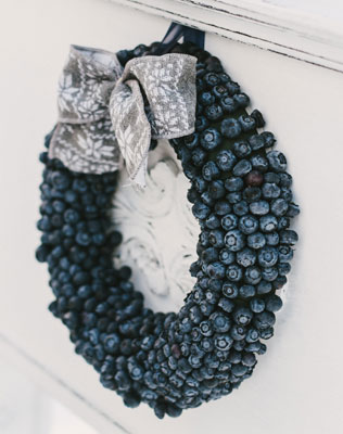 зимняя черничная свадьба, декор фотосессии, венок из черники