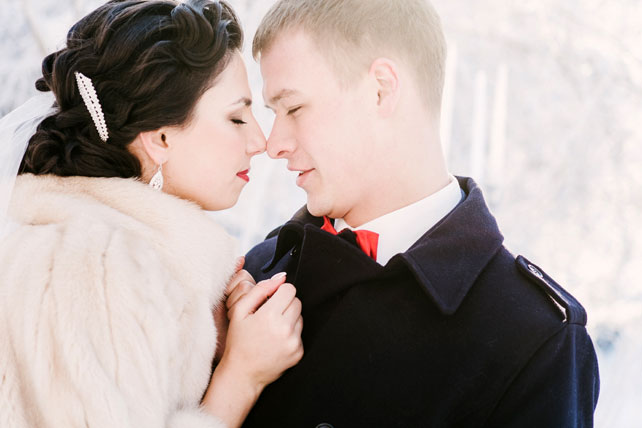 зимняя черничная свадьба, жених и невеста