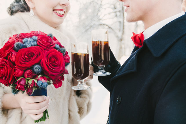 зимняя черничная свадьба, жених и невеста согреваются горячими напитками во время фотосессии