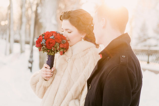 зимняя черничная свадьба, жених и невеста