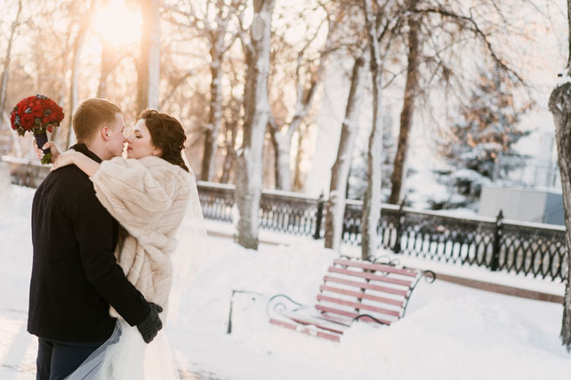 зимняя черничная свадьба, жених и невеста
