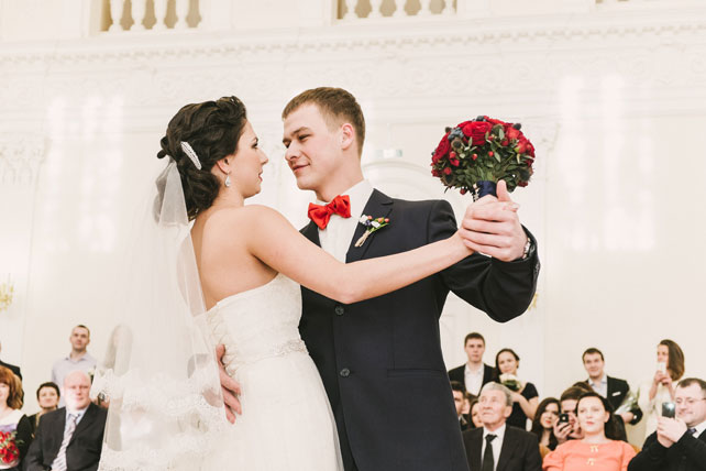 зимняя черничная свадьба, танец молодоженов