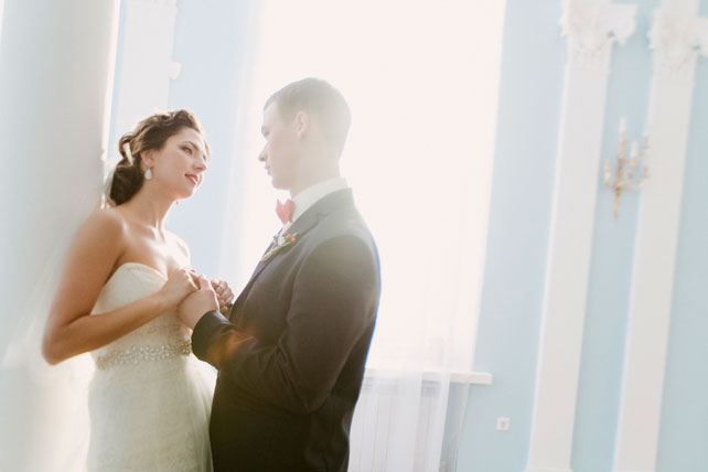 зимняя черничная свадьба, жених и невеста