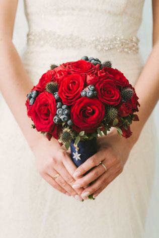 зимняя черничная свадьба, букет невесты из красных роз с ягодами черники