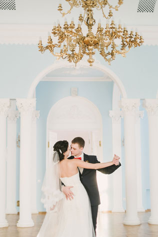 зимняя черничная свадьба, танец молодоженов