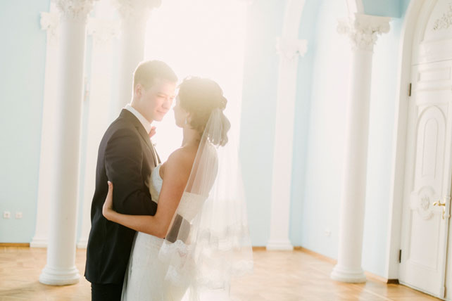 зимняя черничная свадьба, жених и невеста