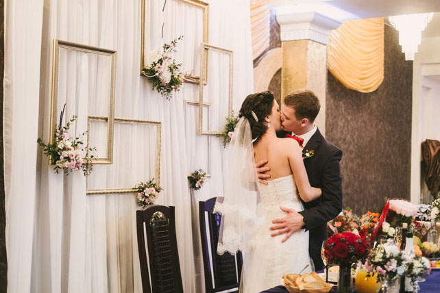 зимняя черничная свадьба, жених и невеста