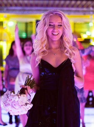 гламурная зимняя свадьба, невеста бросает букет