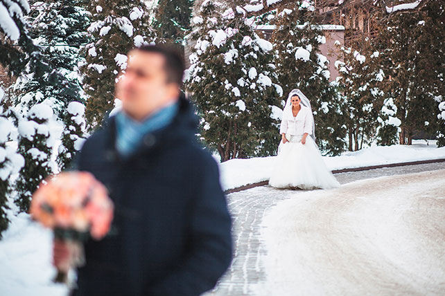 зимняя свадьба в стиле рок-н-ролл, встреча жениха и невесты