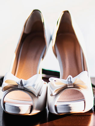 зимняя свадьба в стиле рок-н-ролл, туфли невесты