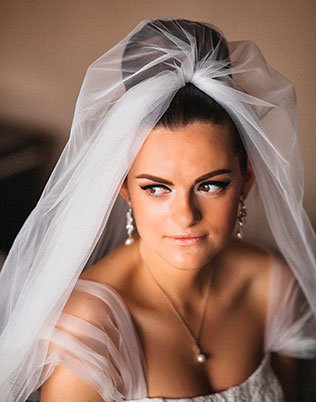 зимняя свадьба в стиле рок-н-ролл, образ невесты