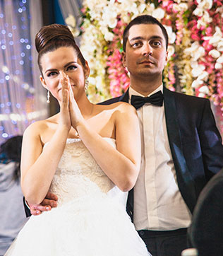 зимняя свадьба в стиле рок-н-ролл, жених и невеста