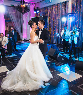 зимняя свадьба в стиле рок-н-ролл, танец молодоженов