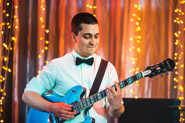 зимняя свадьба в стиле рок-н-ролл, совместный творческий номер молодоженов