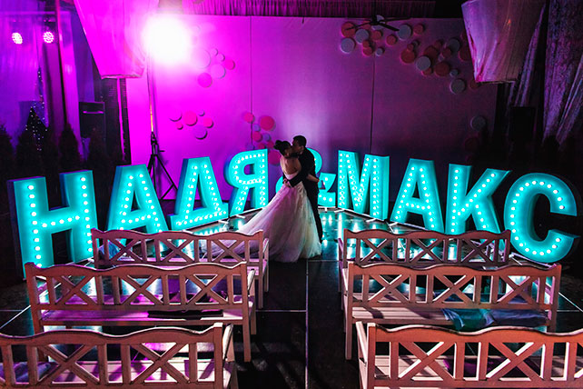 зимняя свадьба в стиле рок-н-ролл, жених и невеста