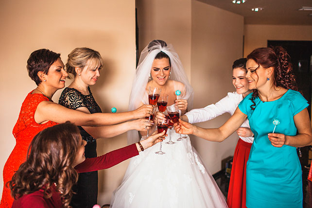 зимняя свадьба в стиле рок-н-ролл, невеста с подружками