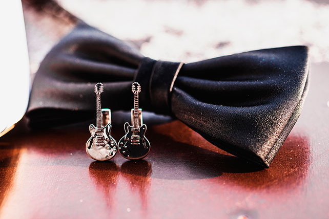 зимняя свадьба в стиле рок-н-ролл, аксессуары жениха