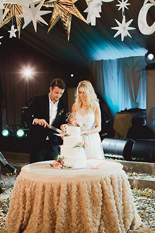 звёздная свадьба, жених и невеста режут торт