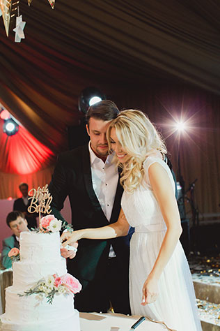 звёздная свадьба, жених и невеста режут торт