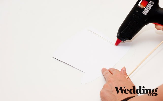 приклеить деревянные палочки