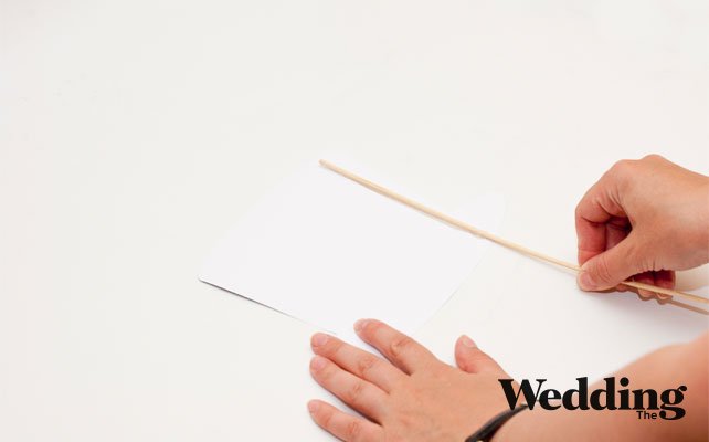 приклеить деревянные палочки