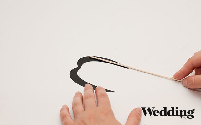 каждую деталь приклеить к палочке