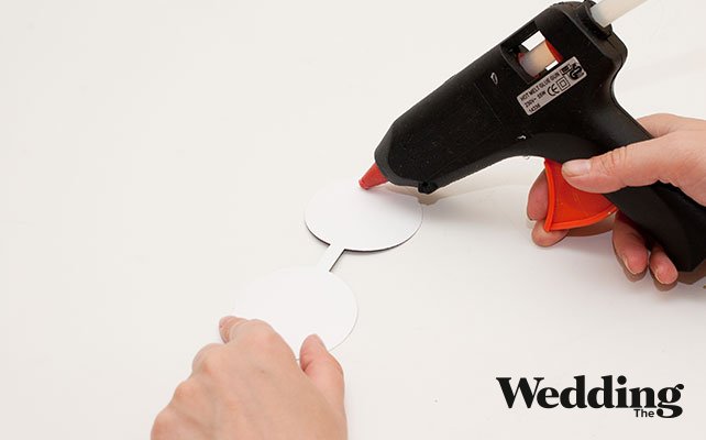 каждую деталь приклеить к палочке