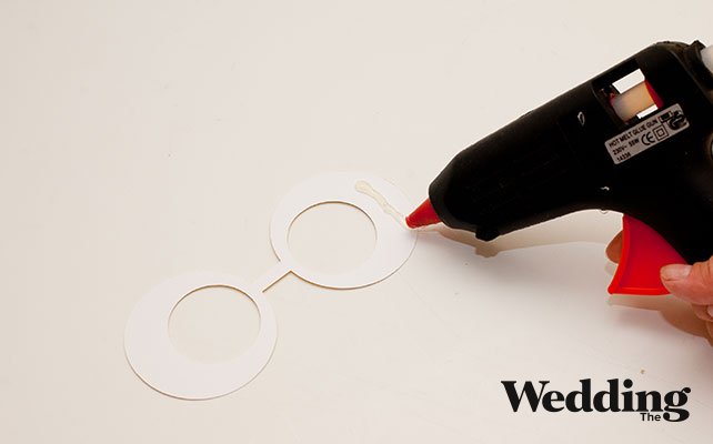 каждую деталь приклеить к палочке, Как сделать аксессуары для фотосессии: очки