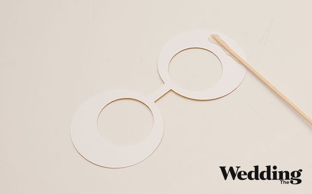 каждую деталь приклеить к палочке, Как сделать аксессуары для фотосессии: очки