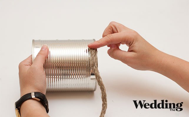 приклеить конец шпагата к банке