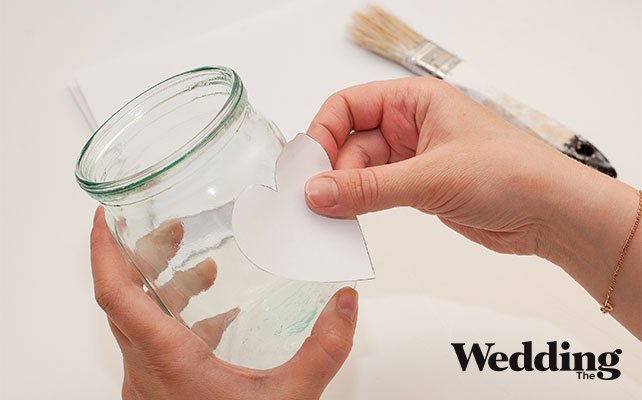 наклеить сердечко на банку