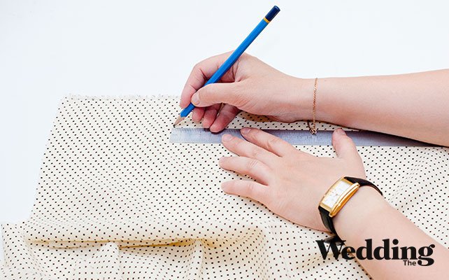 Как сделать красивый бант для декора стула, Наметить карандашом полоску нужного размера