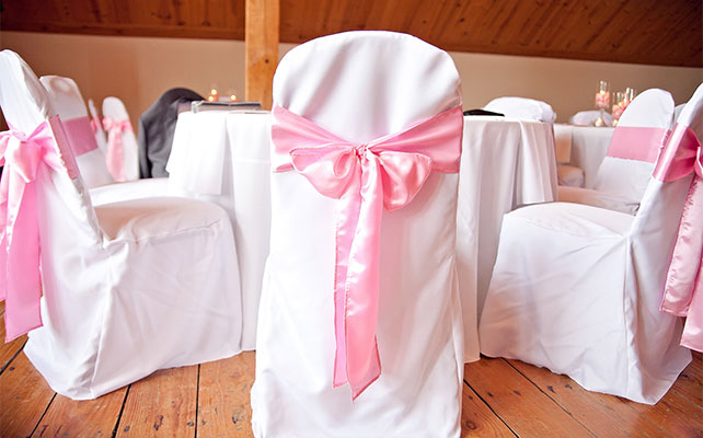 Украшение свадебных стульев бантами