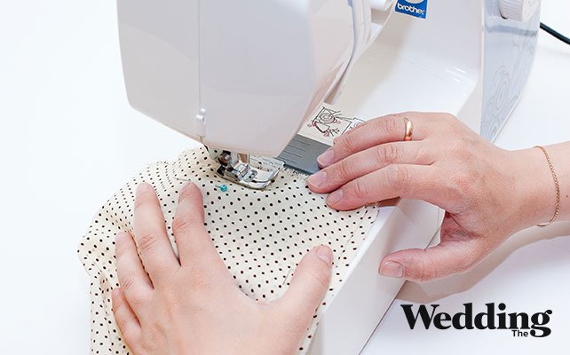 Как сделать красивый бант для декора стула, стачать края полоски