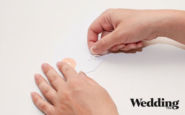 Как сделать рассадочные карточки в виде бирок с именами гостей, буквы разложить на карточке