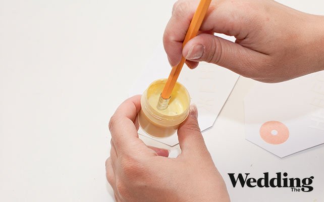 Как сделать рассадочные карточки в виде бирок с именами гостей, нанести краску на бирки