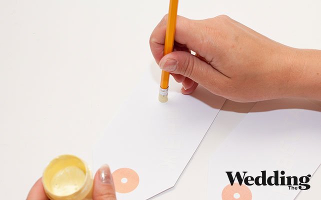 Как сделать рассадочные карточки в виде бирок с именами гостей, нанести краску на бирки