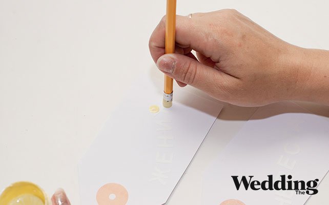 Как сделать рассадочные карточки в виде бирок с именами гостей, нанести краску на бирки