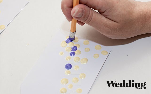 Как сделать рассадочные карточки в виде бирок с именами гостей, нанести краску на бирки