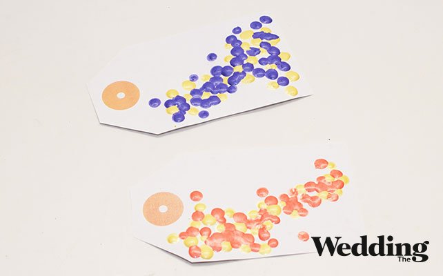 Как сделать рассадочные карточки в виде бирок с именами гостей, нанести краску на бирки