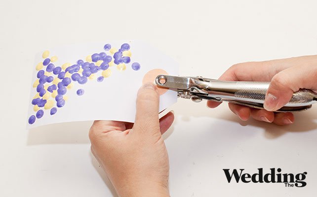 Как сделать рассадочные карточки в виде бирок с именами гостей, дыроколом проделать отверстие в карточке