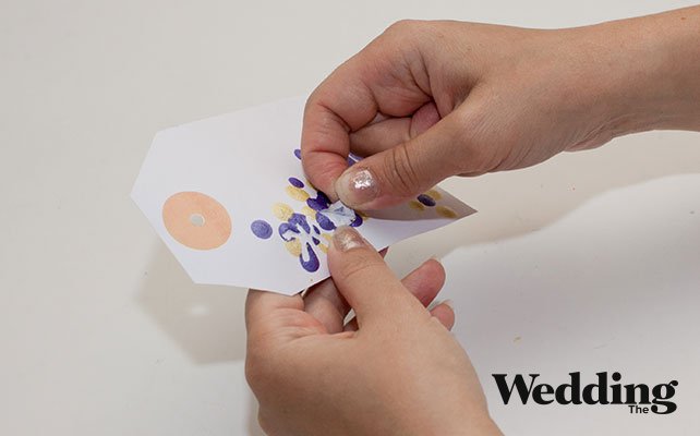 Как сделать рассадочные карточки в виде бирок с именами гостей, убрать буквы с бирки